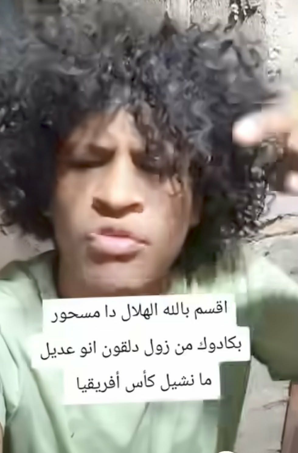 شاهد بالفيديو.. مشجع هلالي غاضب يكشف السر الحقيقي وراء الخروج المتكرر لفريقه من دوري الأبطال: (مريخابي دافن كادوك للهلال تحت البحر)