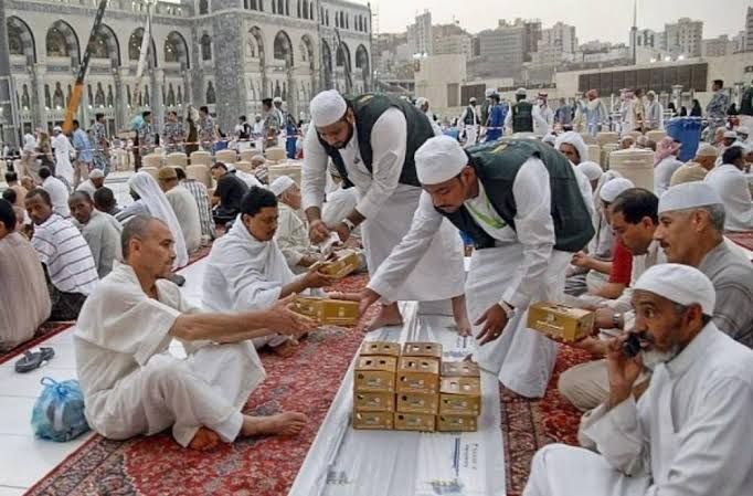 وجبات إفطار في الحرمين تتجاوز 33 مليون وجبة خلال رمضان وسط خدمات متكاملة