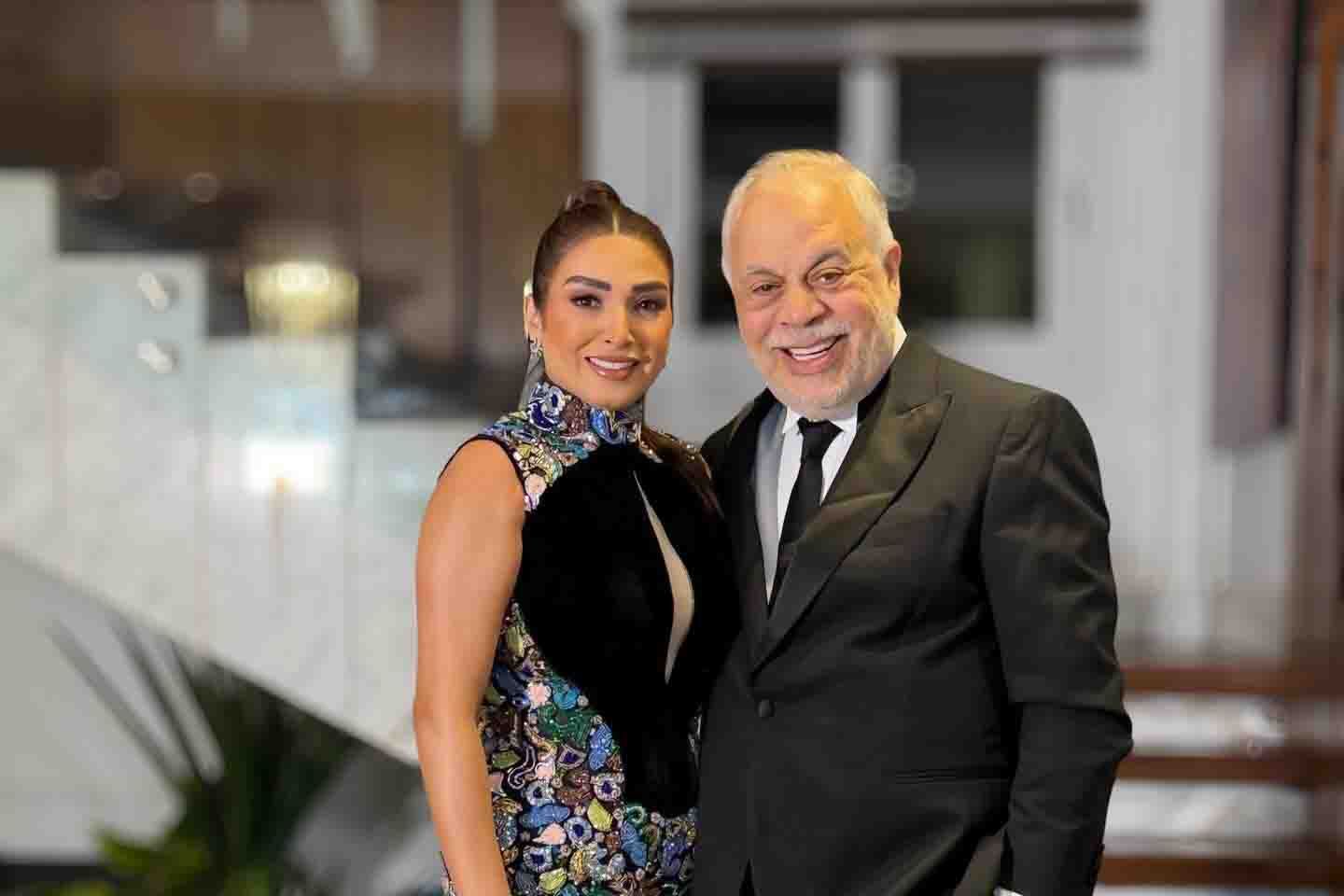 بالصور- عيد الفطر بروحانية خاصة… أشرف زكي وروجينا وابنتاهما في رحاب العمرة