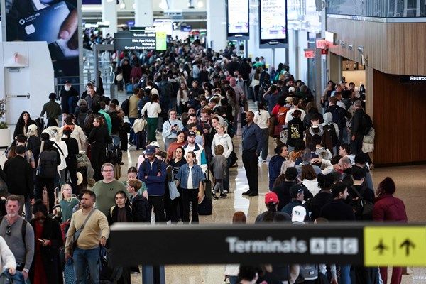 "حادث" على مدرج في مطار بنيويورك يوقف الرحلات