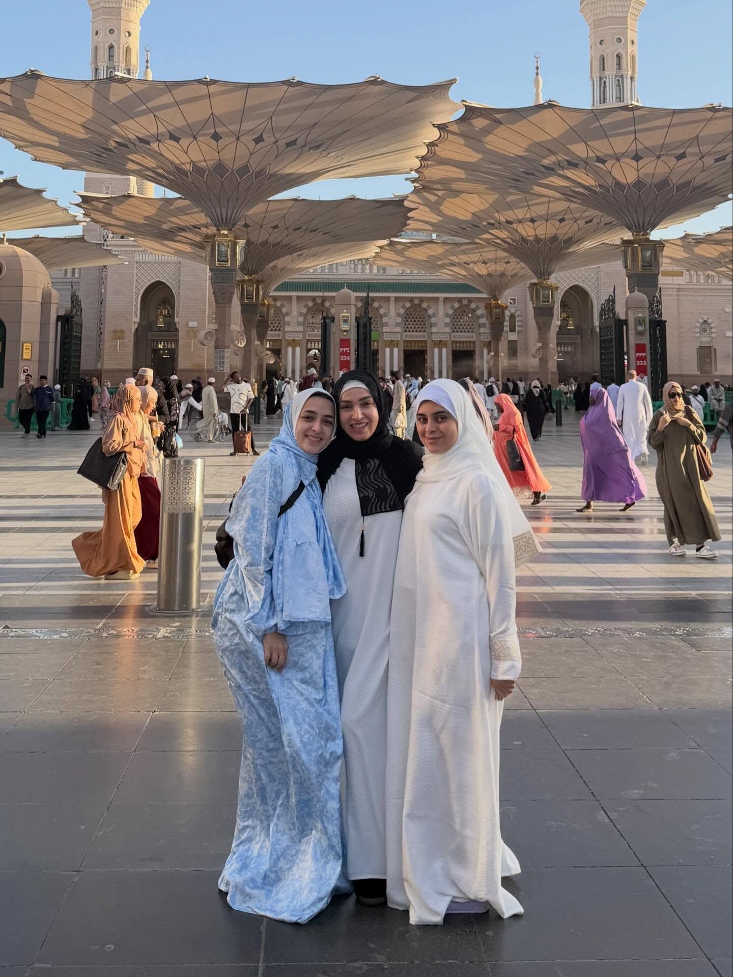 بالصور- عيد الفطر بروحانية خاصة… أشرف زكي وروجينا وابنتاهما في رحاب العمرة