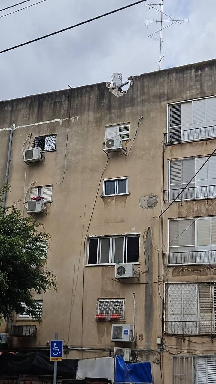 بالفيديو والصور: إصابة 7 أشخاص بسقوط صاروخ عنقودي في تل أبيب