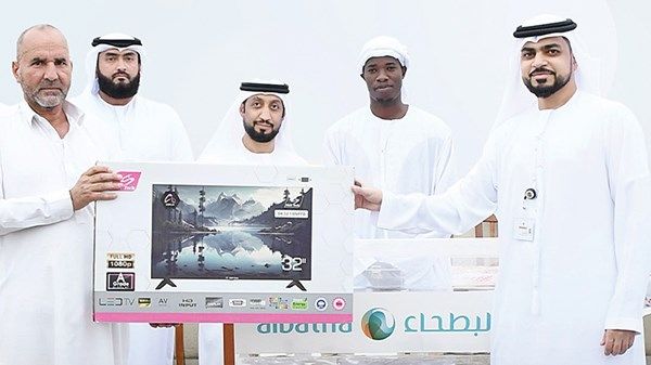 «الموارد البشرية» توزّع الهدايا على العمال بمناسبة عيد الفطر