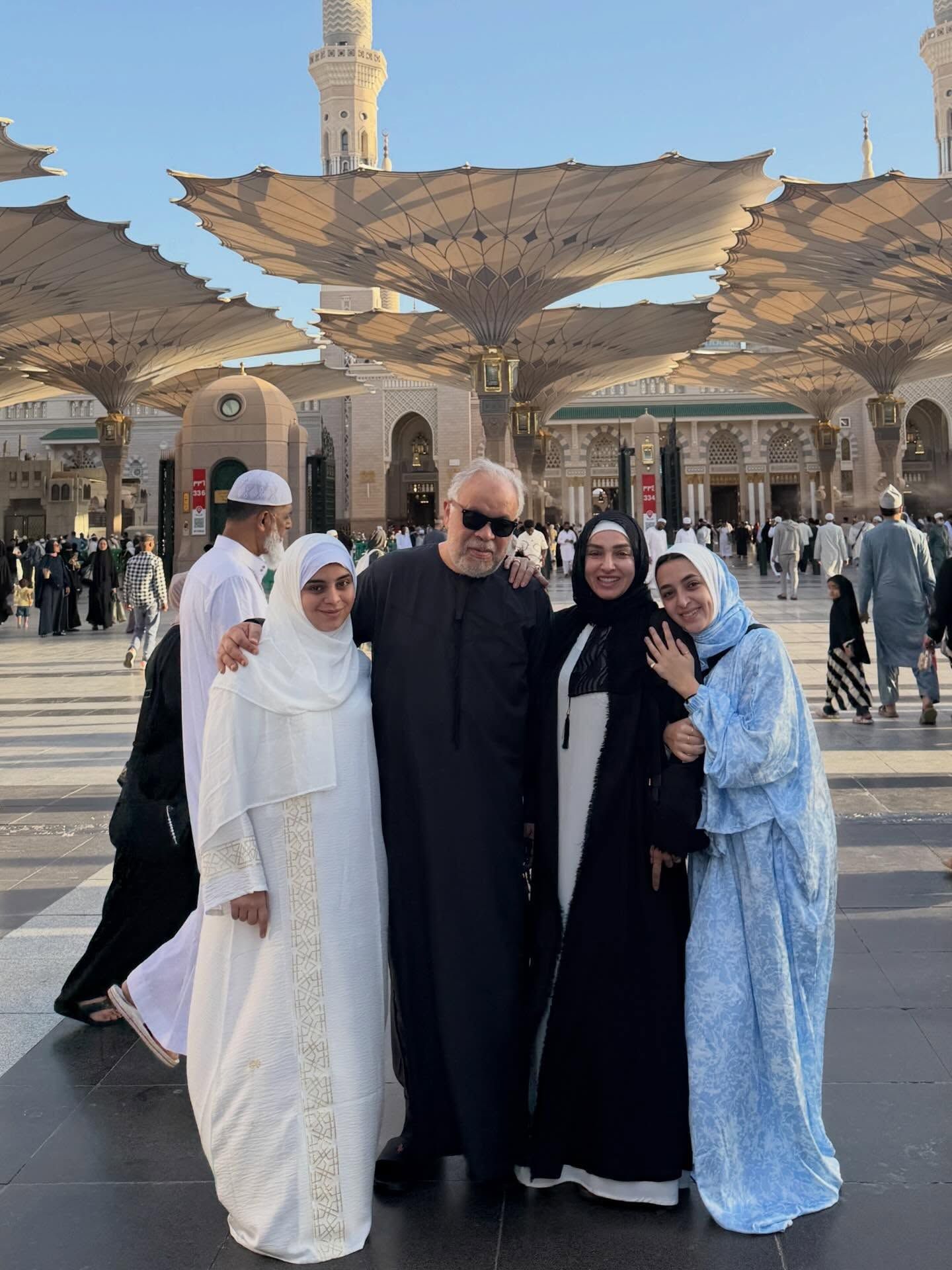 بالصور- عيد الفطر بروحانية خاصة… أشرف زكي وروجينا وابنتاهما في رحاب العمرة