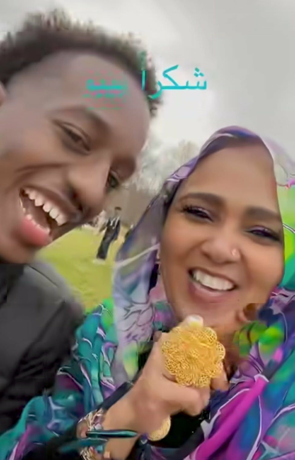 شاهد بالصورة والفيديو.. شبيهة الفنانة هدى عربي تحتفل بــ 100 ألف متابع