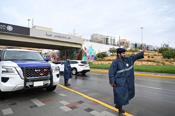 شرطة أبوظبي تواصل جهودها الميدانية المكثفة للتعامل مع التقلبات الجوية