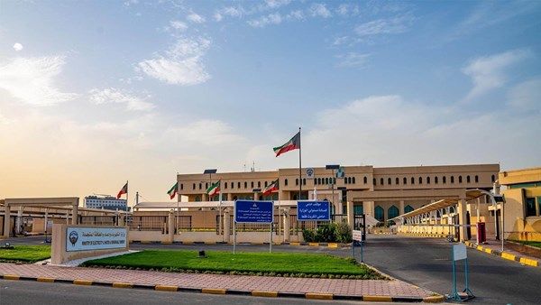 الكويت: خروج 7 خطوط هوائية لنقل الطاقة الكهربائية عن الخدمة جراء سقوط شظايا