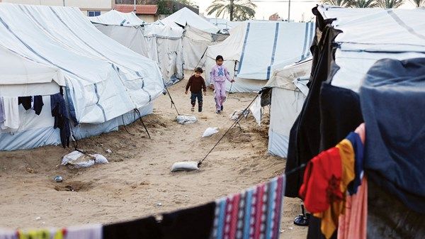 المتحدثة باسم «المفوضية الأوروبية» لـ «الاتحاد»: ضمان وصول المساعدات للمجتمعات النائية بالضفة وغزة