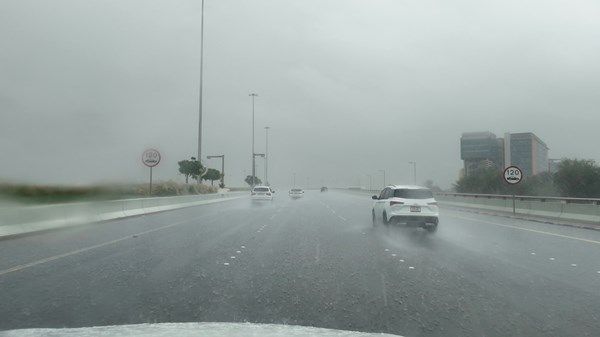 أمطار متفاوتة الشدة تغطي مناطق واسعة من الدولة