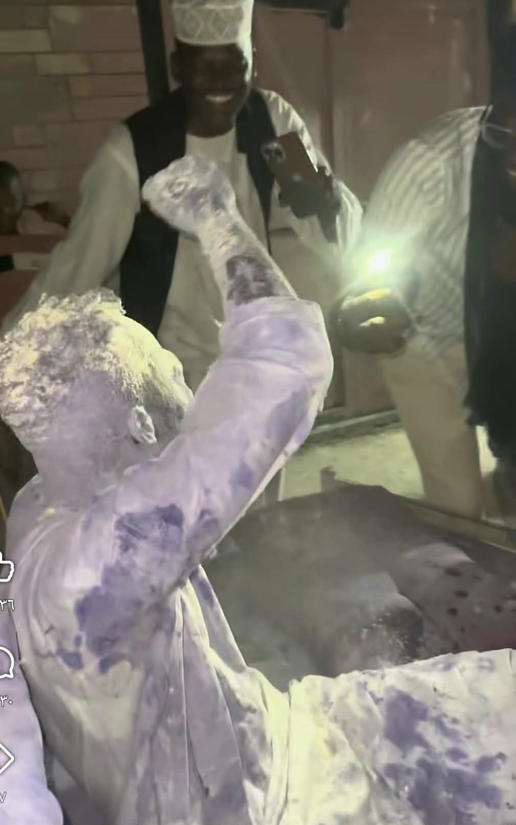 شاهد بالصورة والفيديو.. في تقليعة جديدة.. شباب سودانيون يلطخون صديقهم العريس ووزيره بــ”ظهر الصابون” و”البودرة”