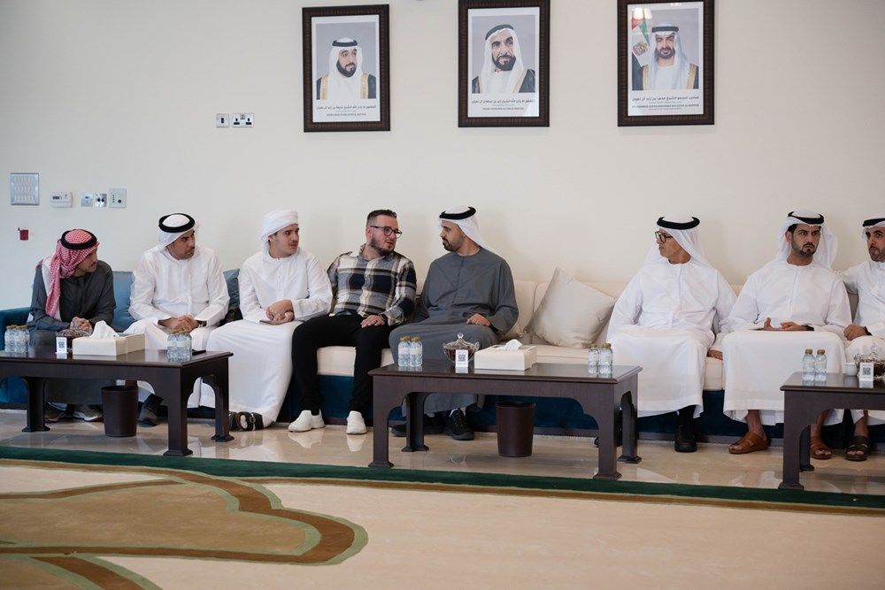 ذياب بن محمد بن زايد يقدِّم واجب العزاء في وفاة الشهيد محمد أزنيبلة