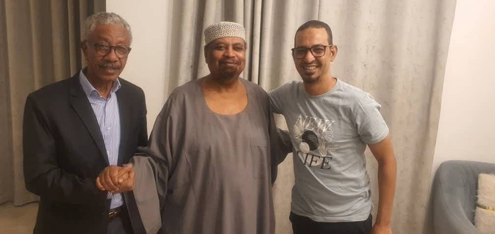 بالصورة.. الصحفي السوداني الشهير حسين خوجلي يستعيد بصره وسط سعادة أصدقائه ومتابعيه: (عودة البصر لصاحب البصيرة والوان وحمدا لله على السلامة أبو ملاذ)