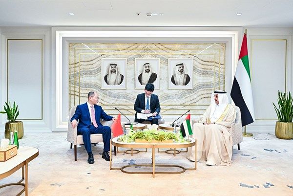 صقر غباش يستقبل السفير الصيني