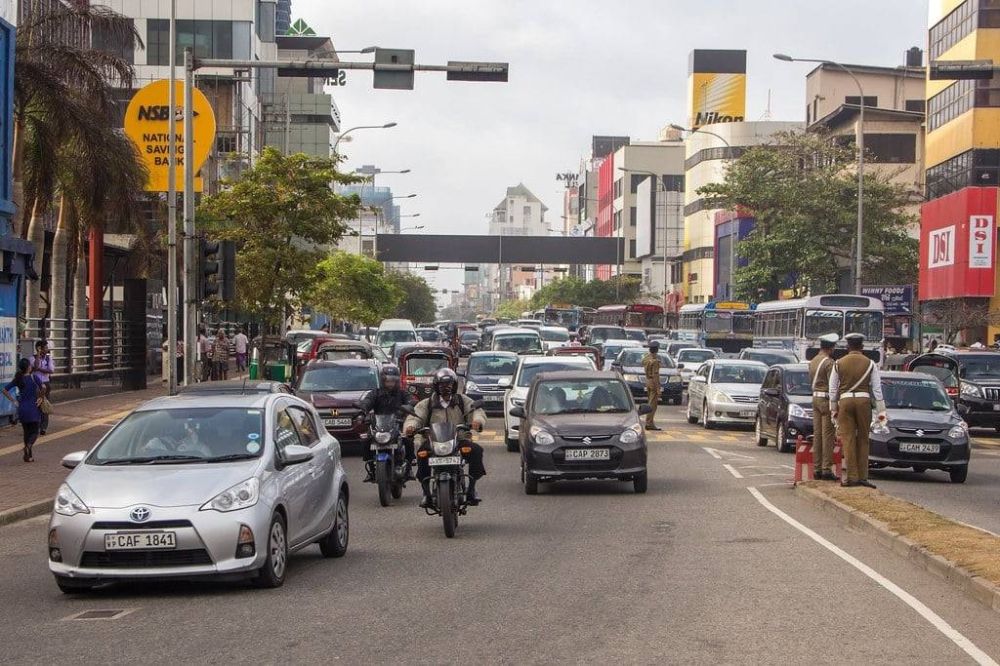 سريلانكا تغرق في الظلام بسبب حرب إيران