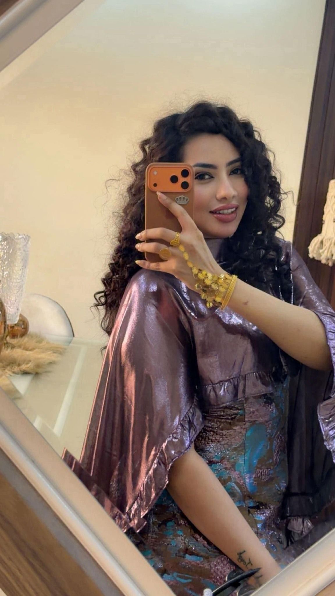 شاهد بالصورة.. فاتنة الإعلام السوداني تخطف الأضواء بأحدث إطلالة لها والجمهور يطيل الغزل في جمالها: (يا دووب كدة عيدنا)