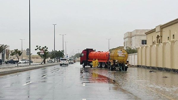 الخدمات العامة برأس الخيمة تواصل جهودها للتعامل مع تداعيات الحالة الجوية