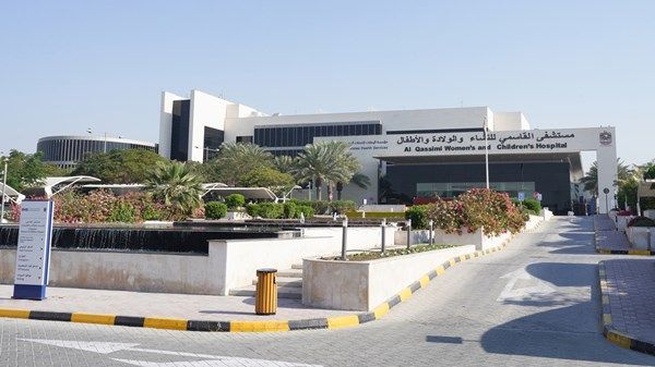 مستشفى القاسمي للنساء والأطفال ينجح في زراعة جهاز تنظيم ضربات القلب لطفلة خداج