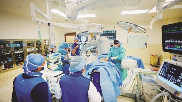 أول استئصال للعصب الفقري القاعدي بـ«إنتراسبت» في «كليفلاند كلينك أبوظبي»