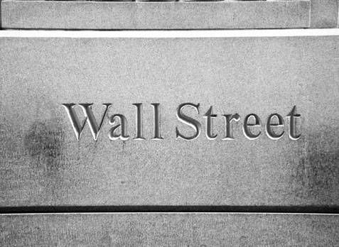 وول ستريت تتراجع مع استمرار الغموض بشأن خفض التصعيد في الشرق الأوسط