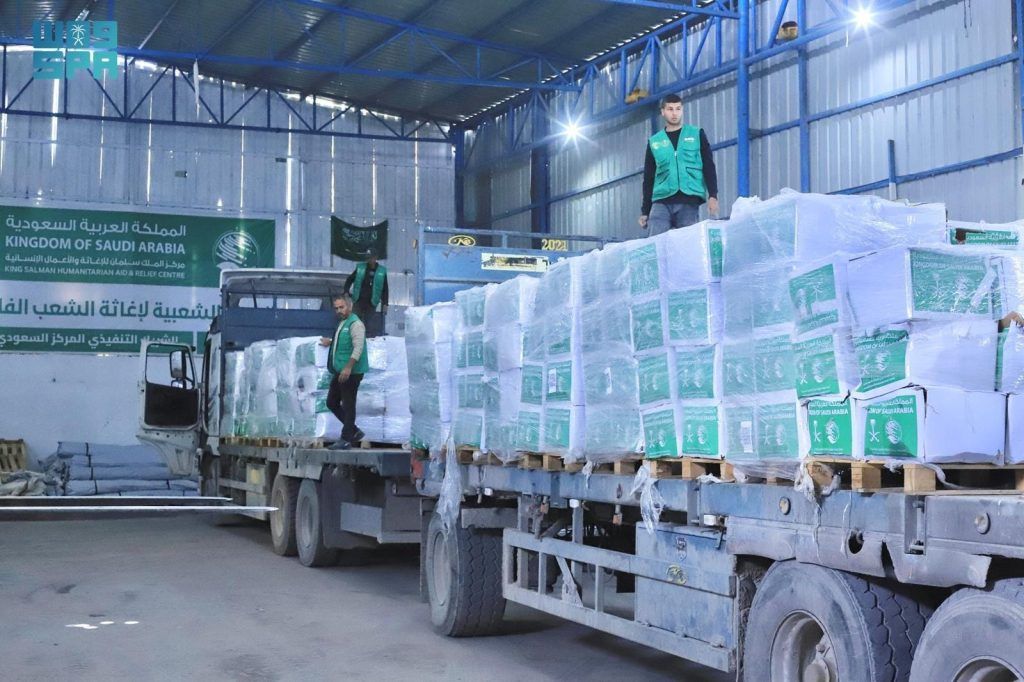 قافلة مساعدات سعودية تصل غزة محمّلة بالسلال الغذائية لدعم الأسر المتضررة
