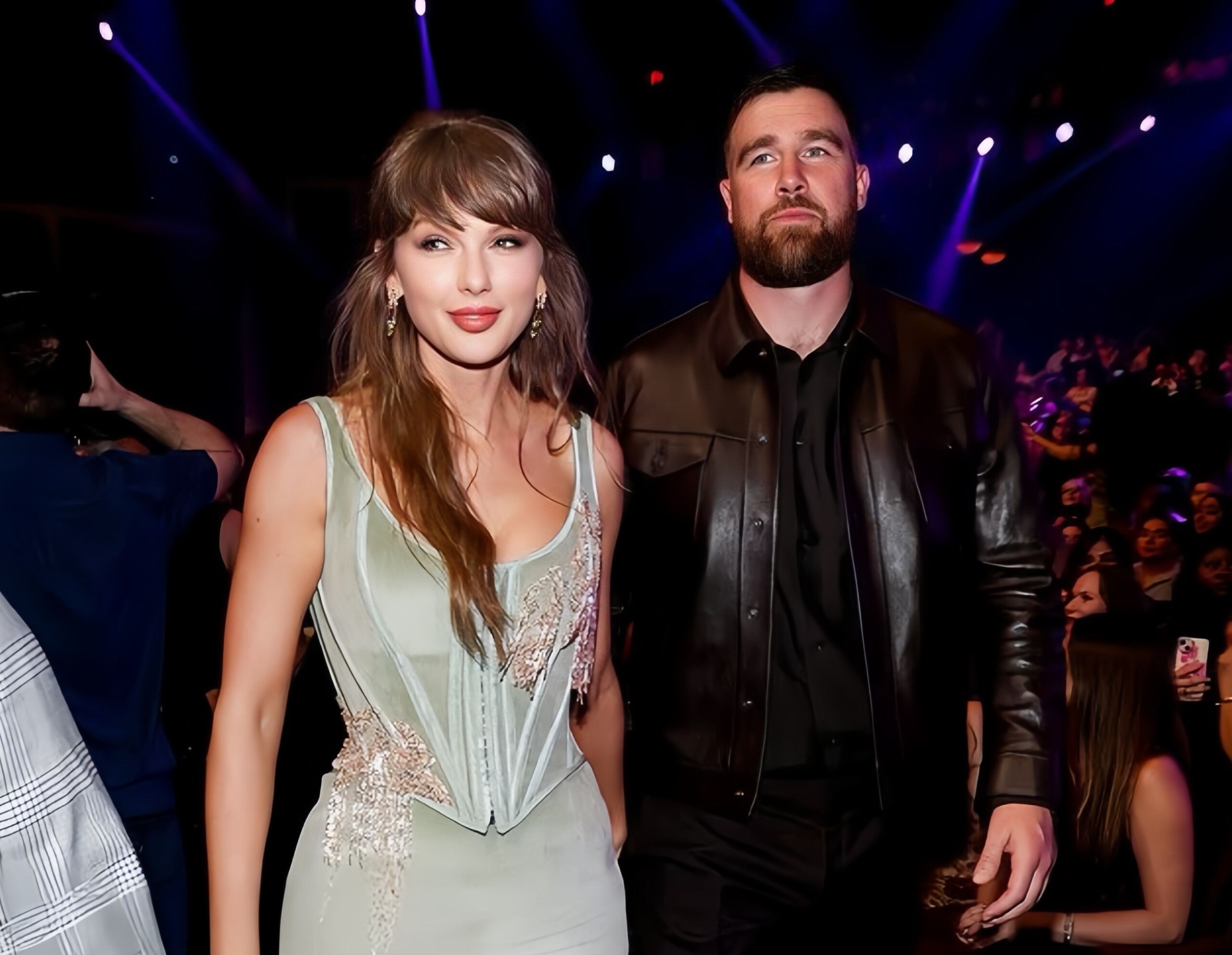 بالصور- بخاتم خطوبة فخم وكلمات امتنان… هكذا تُوّجت قصة حب تيلور وترافيس في ليلة الجوائز