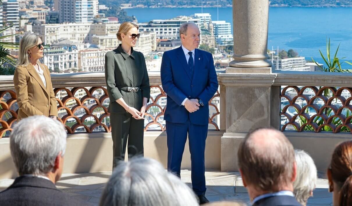 بالصور- بلمسة لبنانية أنيقة… الأميرة شارلين تتألق في افتتاح “الحديقة الغريبة” بموناكو