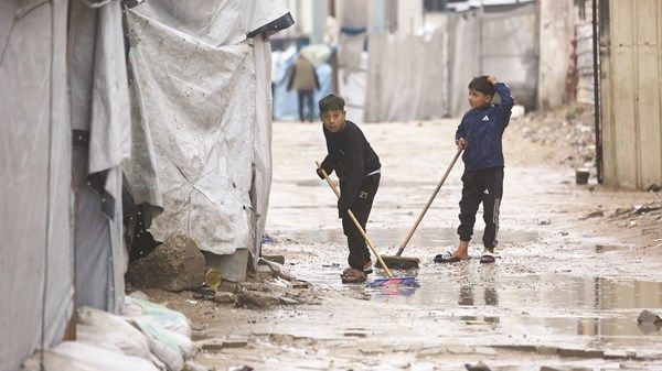 غرق مئات الخيام جراء الأمطار الغزيرة في غزة