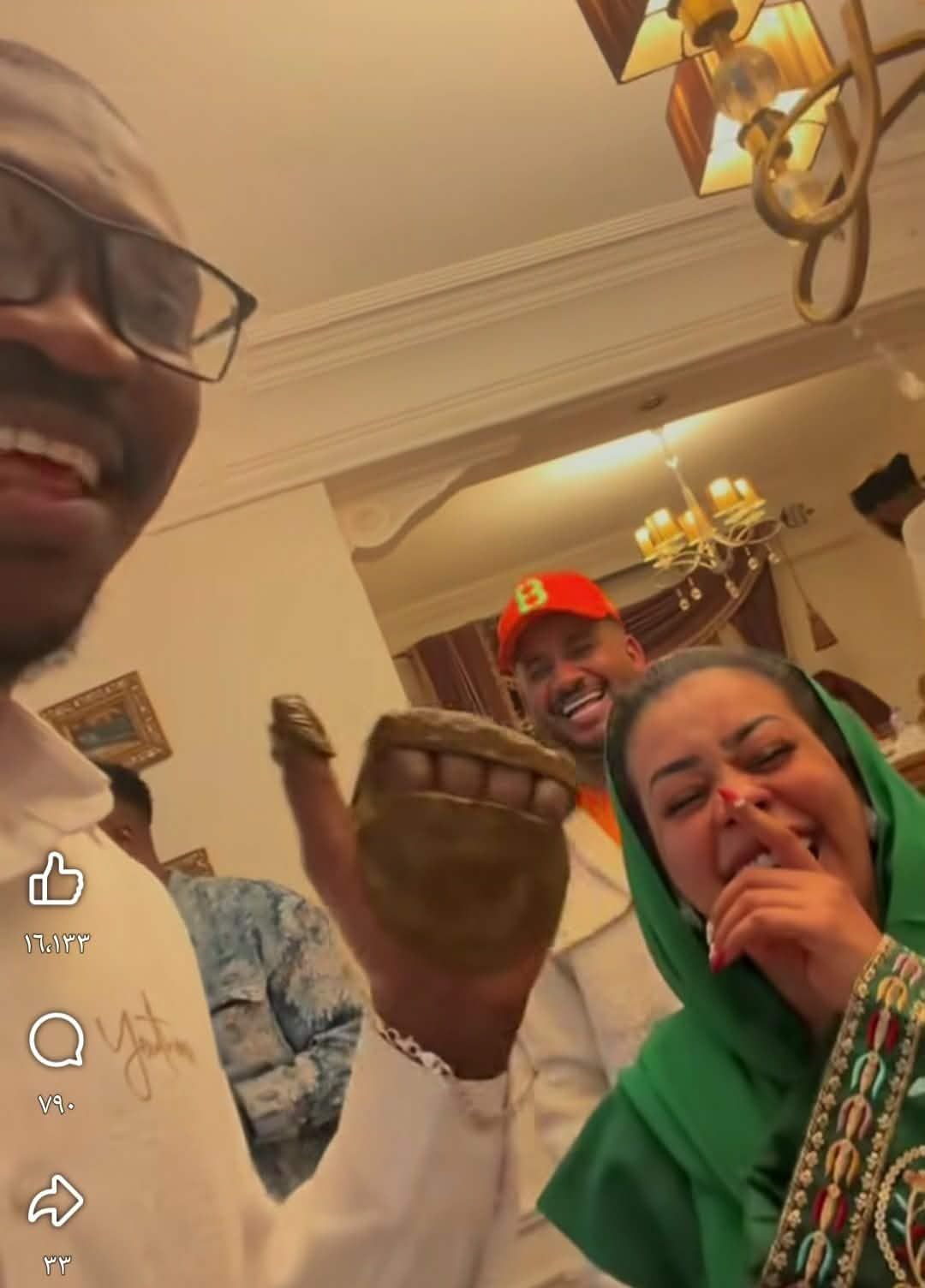 شاهد بالصور والفيديو.. الفنانة إيمان الشريف تضع “الحنة” لناشط معروف والأخير يسخر منها: (عملت لي أصبعي زي الطربوش)