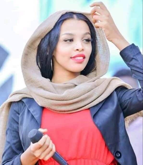 شاهد بالفيديو.. بفستان مثير للجدل.. المطربة رؤى محمد نعيم تدخل في وصلة رقص مثيرة مع الراقص الشهير “موردة”