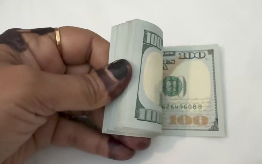 شاهد بالصورة والفيديو..  بعد انتشار ظاهرة “حق الملاح”.. ناشطة سودانية تحصل على آلاف “الدولارات” هدية من زوجها