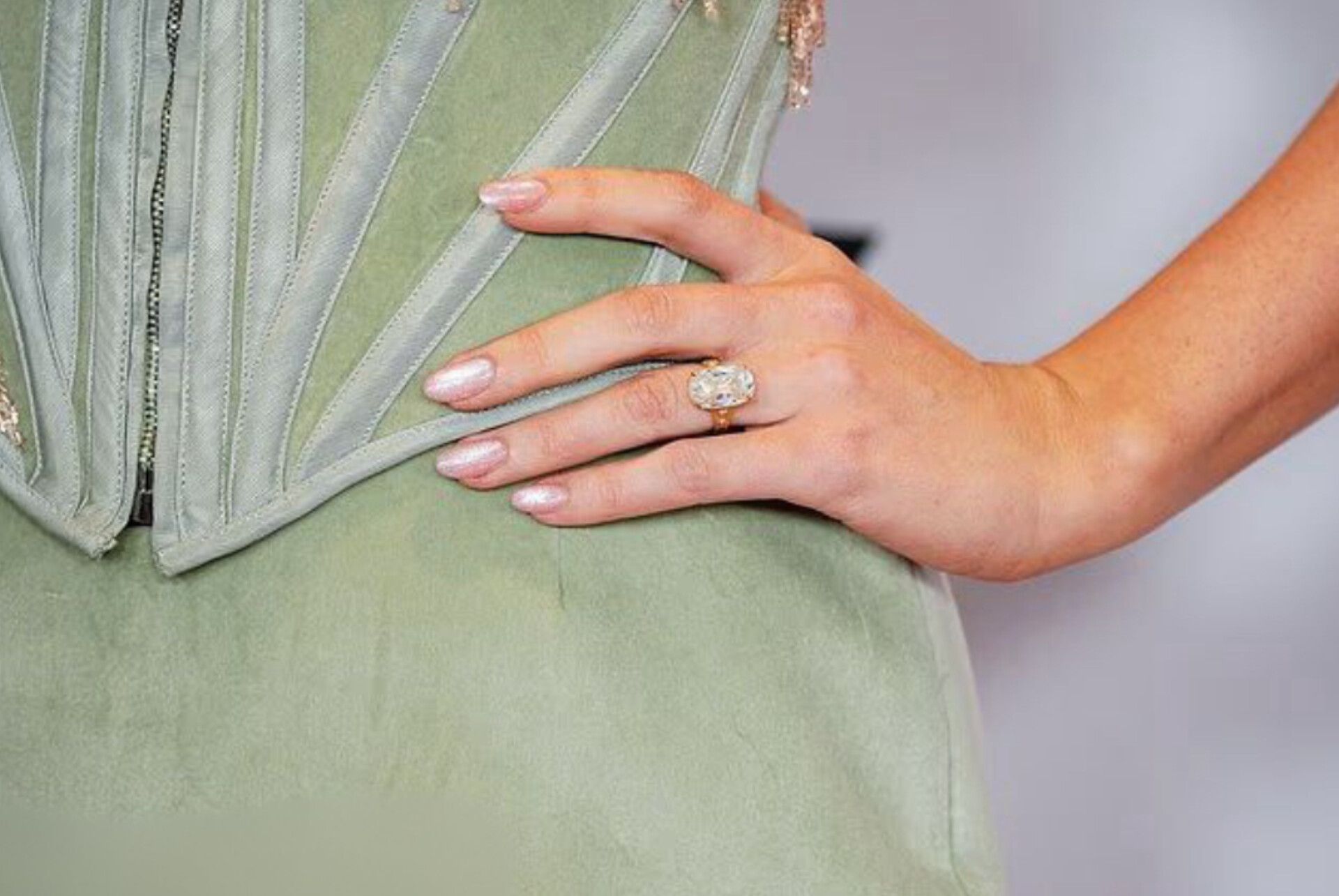 بالصور- بخاتم خطوبة فخم وكلمات امتنان… هكذا تُوّجت قصة حب تيلور وترافيس في ليلة الجوائز