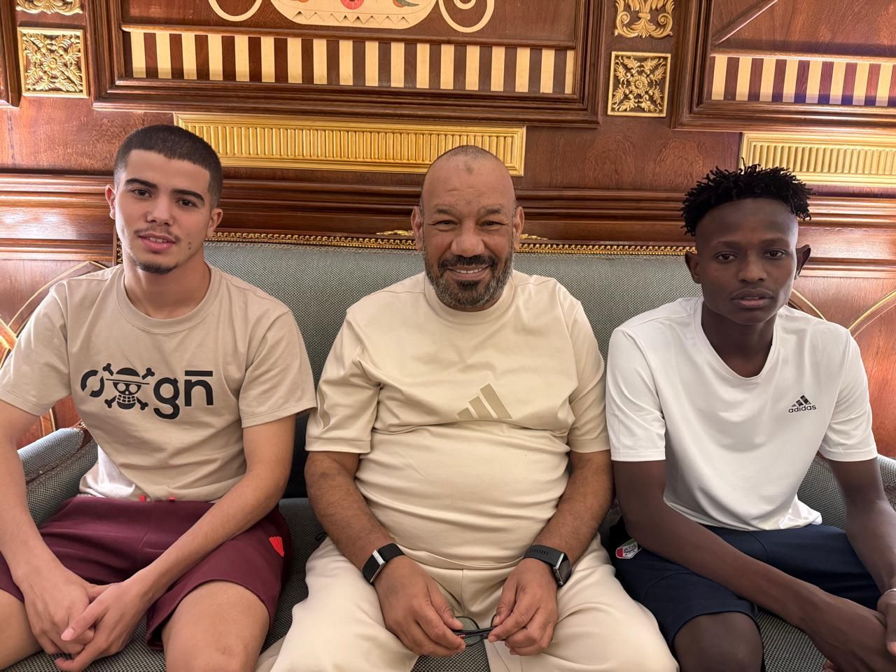 شاهد بالصورة والفيديو.. رئيس المريخ السابق يفجر مفاجأة كبيرة بخصوص المحترف الجزائري المنضم للمنتخب السوداني ويعد بضم محترفين أفارقة لصقور الجديان