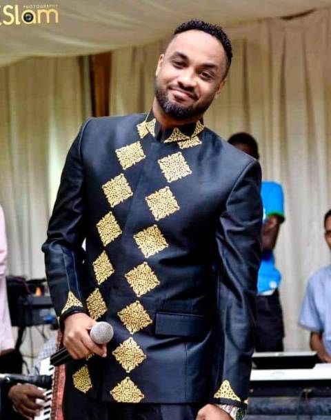 شاهد بالفيديو.. المطرب والممثل أحمد الجقر يهدر ركلة جزاء في إحدى مباريات كرة القدم والجمهور يسخر: (كورة حبة وتمثيل حبة)