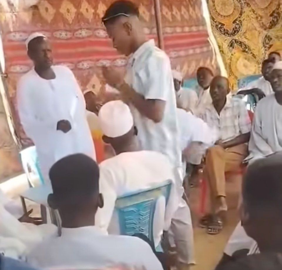 شاهد بالصورة والفيديو.. شاب سوداني يقتحم عقد قران “حبيبته” يشتبك من الحاضرين ويخطف “القسيمة” من المأذون ويمزقها