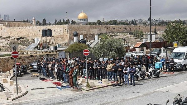 إسرائيل تمنع الصلاة في المسجد الأقصى