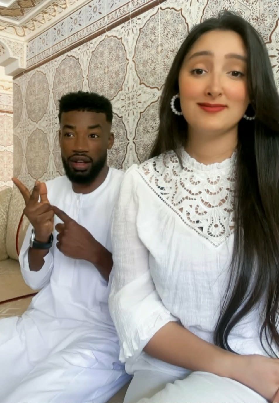 شاهد بالصورة.. تيكتوكر مغربية حسناء ترد على تعليقات الجمهور بشأن علاقتها العاطفية وارتباطها بصديقها اليوتيوبر السوداني