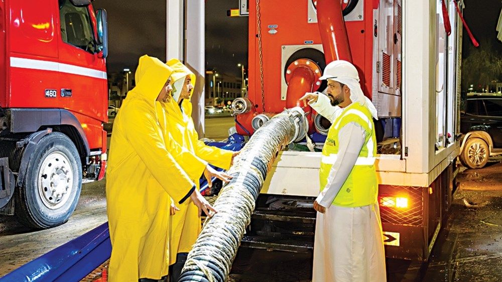 جهود ميدانية مكثفة في أبوظبي للتعامل مع آثار الحالة الجوية