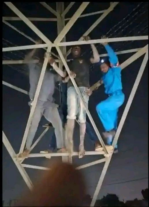 شاهد بالصور والفيديو.. تسبب في انقطاع التيار الكهربائي عن أم درمان.. شاب سوداني يصعد أعلى الأبراج العالية ويهدد بالسقوط إذا لم يزوجوه من حبيبته “عبير”