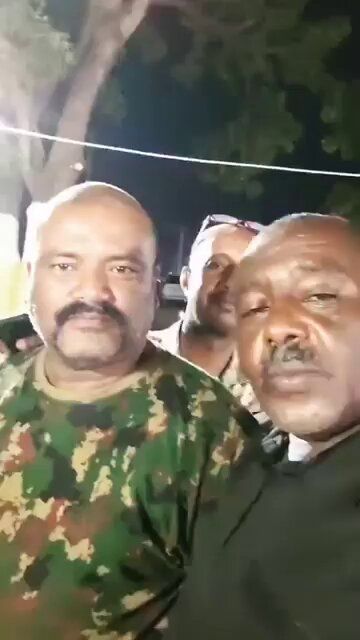شاهد بالفيديو.. ظهر معه في الصفوف الأمامية.. مواطن سوداني يكذب جنود المليشيا الذين زعموا اعتقالهم العميد محمد منصور قائد “الكرمك”