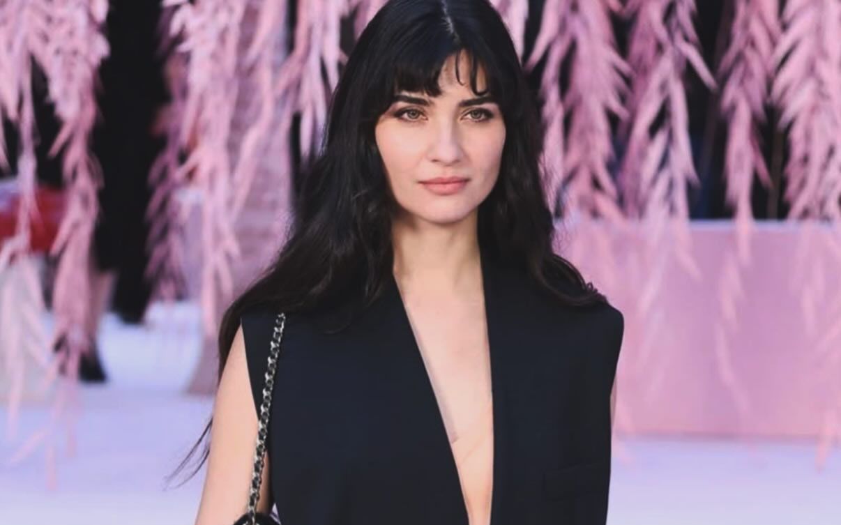 بين الجرأة والجدل.. توبا بويوكستون راقصة في نادي ليلي تخطف الأنظار في “سلطانة”