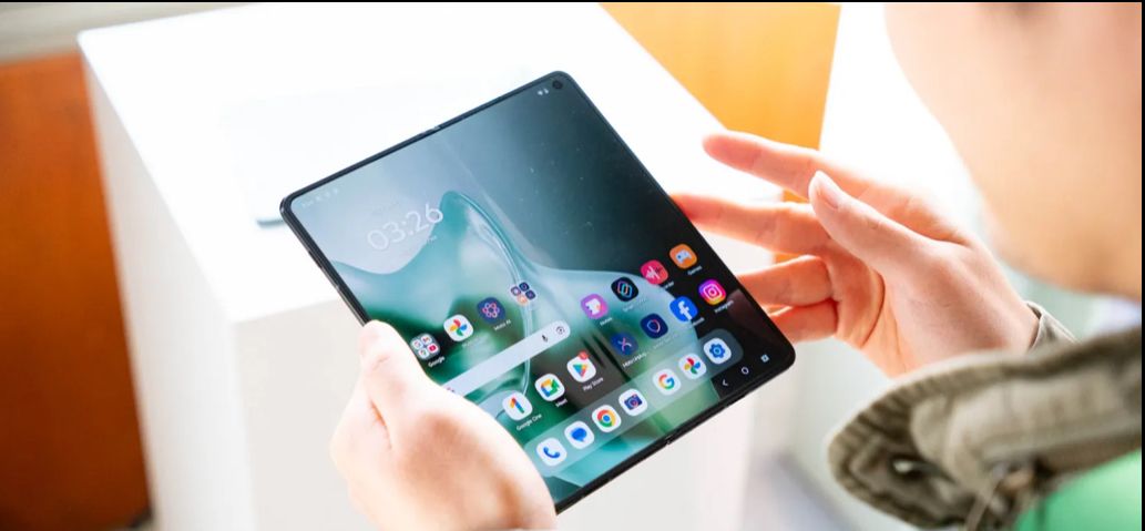 تكنولوجيا: موتورولا تلمّح لفتح الطلب المسبق لهاتف Razr Fold قريبًا