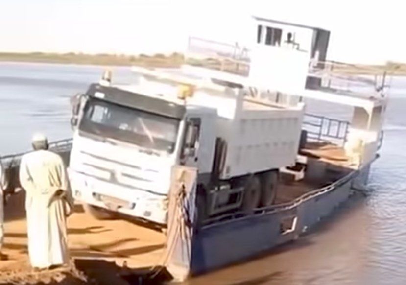 شاهد بالفيديو.. في مشهد حبس الأنفاس.. غرق شاحنة داخل النيل بإحدى القرى السودانية وسائقها ينجو بإعجوبة بعدما قفز داخل المياه في اللحظات الأخيرة