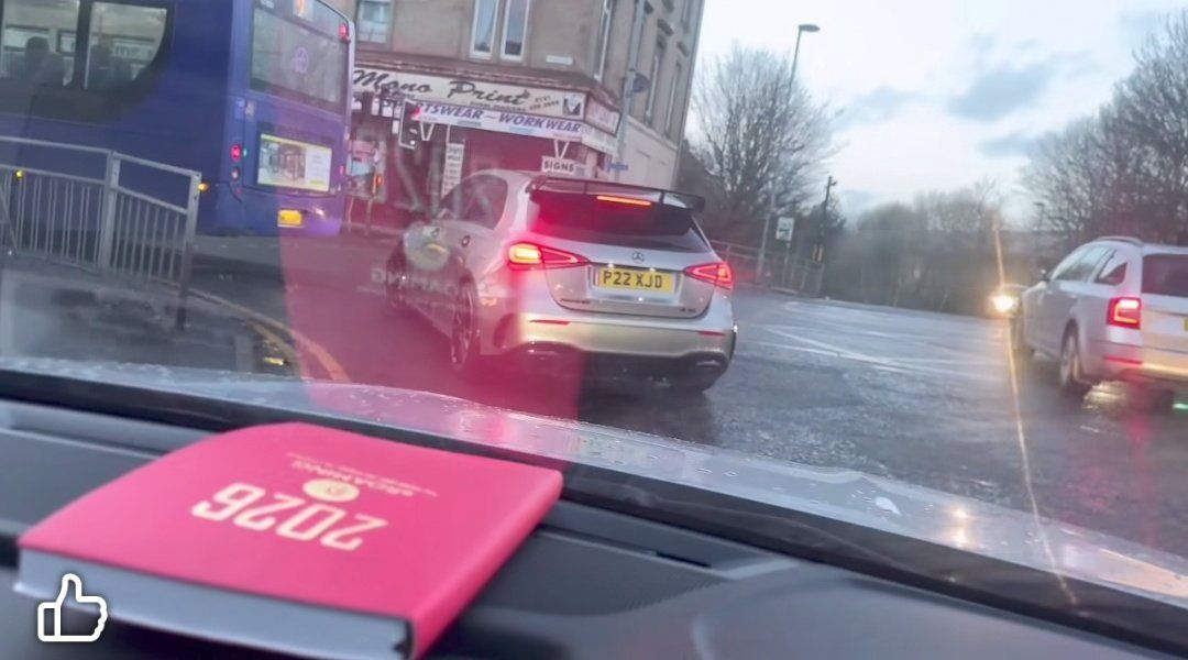 شاهد بالصورة والفيديو.. ظهور علم السودان على ظهر سيارة بأحد شوارع مدينة “غلاسكو” الأسكتلندية