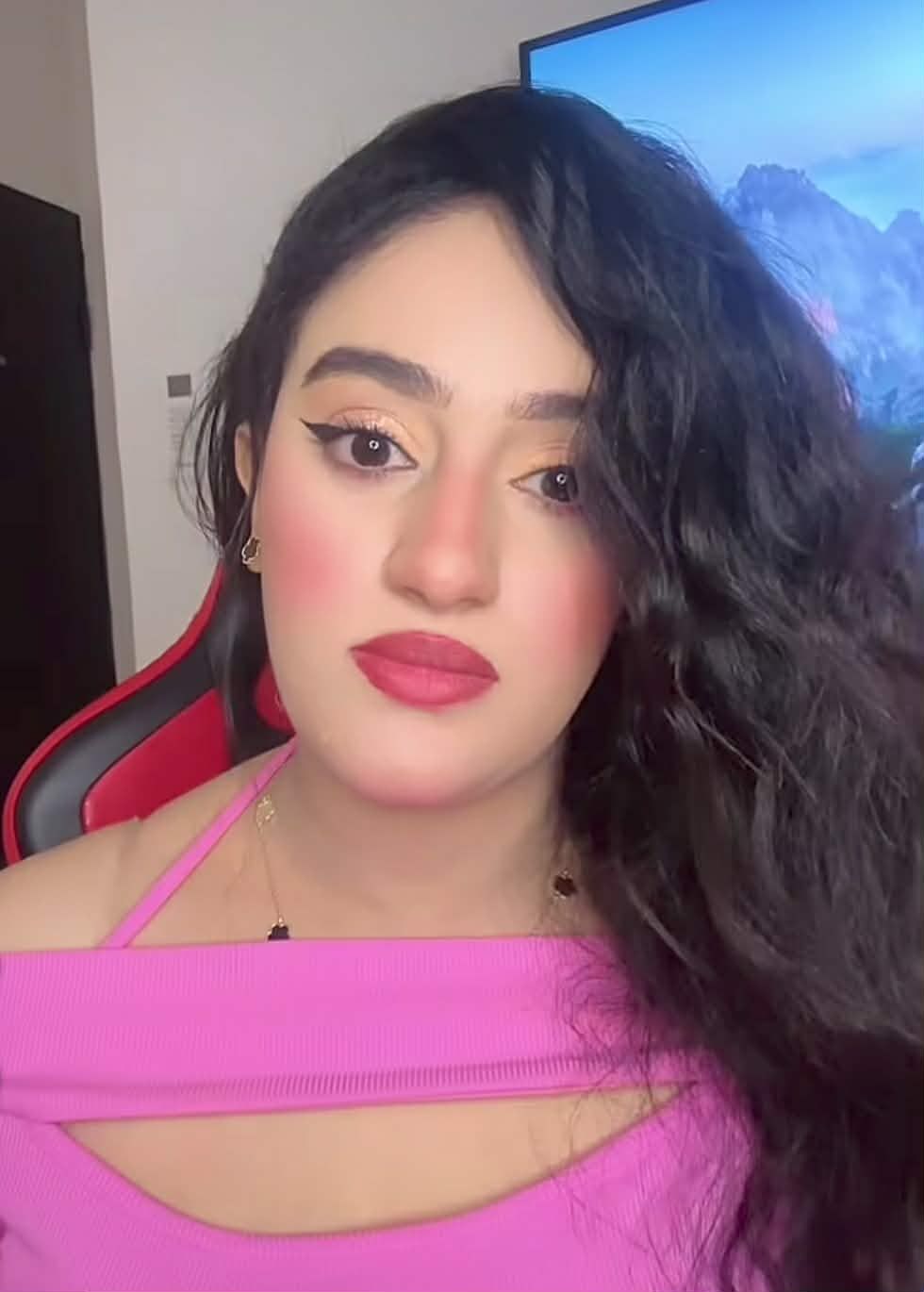 شاهد بالفيديو.. بفستان مثير المودل آية أفرو تنصح النساء بطريقة ساخرة: (الرجل مثل العصفور إذا مسكتي شديد بموت ولو فكيتي بطير والحل الوحيد تنتفي ريشه)