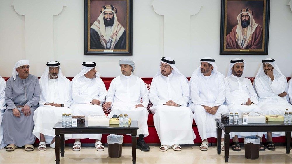 هزاع بن زايد يُقدم واجب العزاء في وفاة فاطمة بنت مطر بن عميرة الشامسي