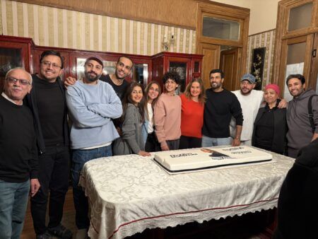 بالصور- هكذا احتفل محمد سامي وفريق مسلسل “قلب شمس” بعيد ميلاد يسرا