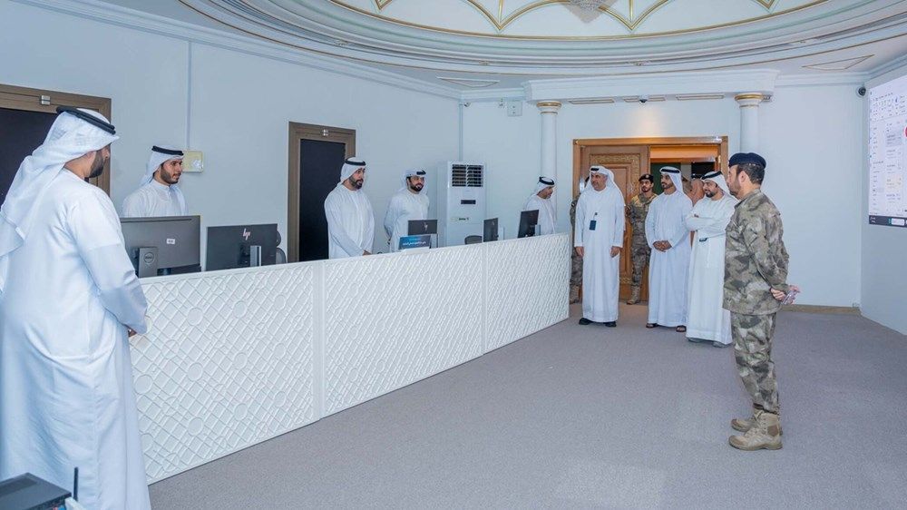 رئيس فريق إدارة الطوارئ والأزمات في أبوظبي يطلع على مستوى الجاهزية في التعامل مع مستجدات الأوضاع