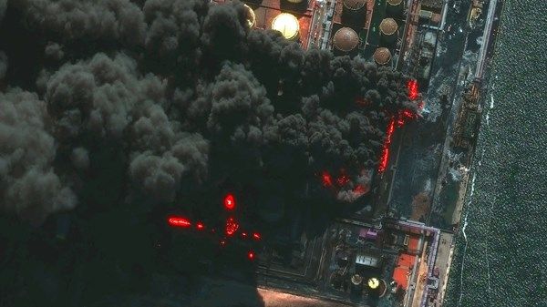 اندلاع حريق إثر قصف ميناء في روسيا