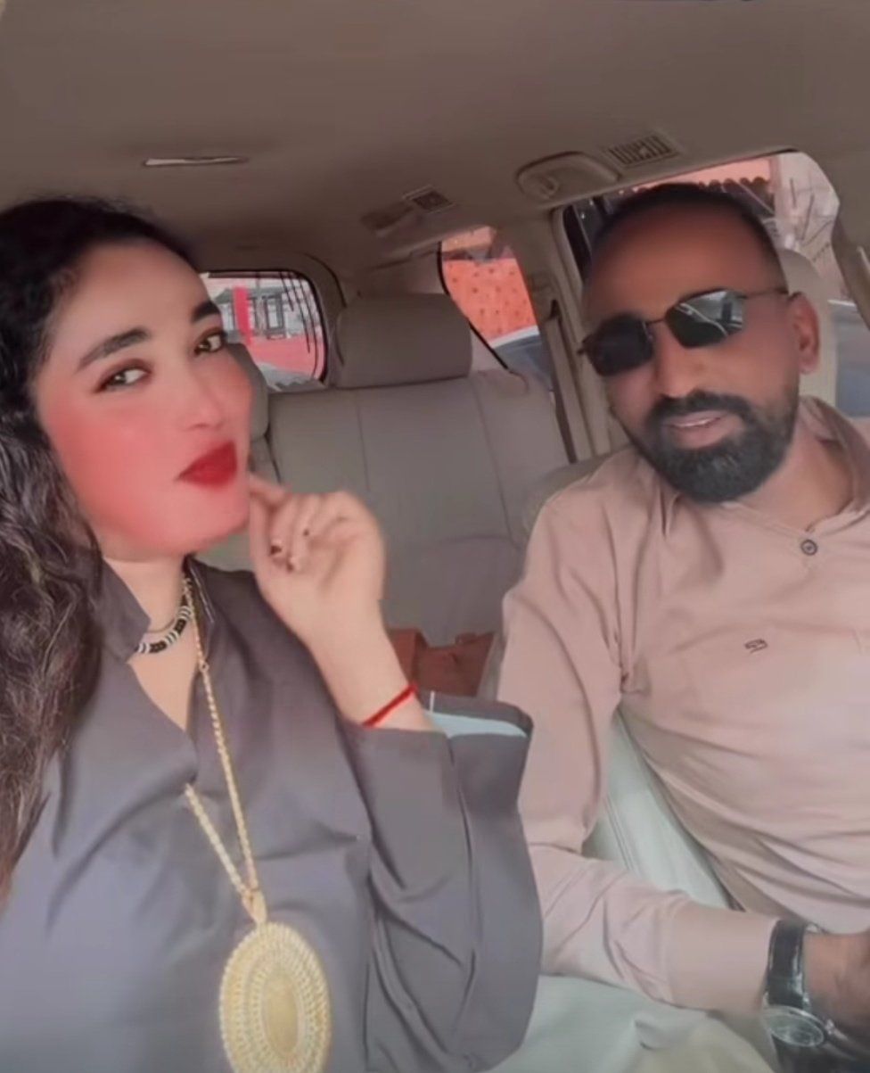 شاهد بالصورة والفيديو.. الفنانة شهد أزهري تصل أرض الوطن وتعلق: (نورت مدني يا أجمل خبر)