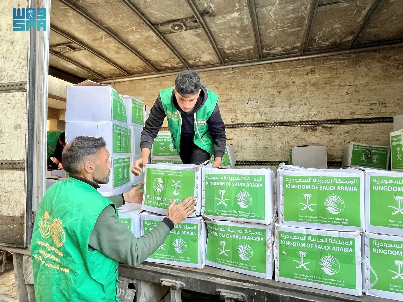 سلال غذائية للنازحين في خان يونس بدعم مركز الملك سلمان للإغاثة